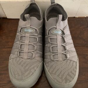 Gray Skechers pull-on memory foam tennis shoes, 6.5